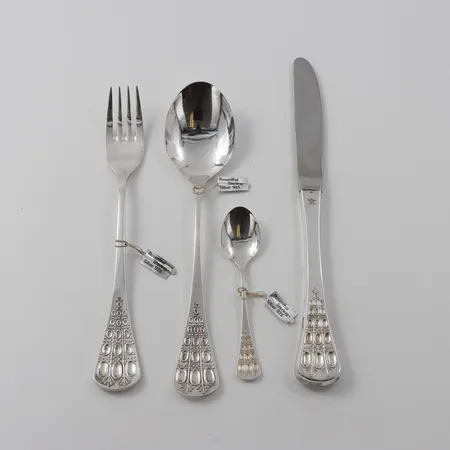 Silverbestick 925, Romanze, design Björn Winblad för Rosenthal.12 st kaffeskedar,längd ca 10,7cm ,10 st matskedar, längd ca 20cm, 10 st gafflar, längd ca 19,7cm  totalt ca 1558gram + 10 st knivar med rostfritt blad , längd ca 23cm, 797,5 gram Vikt: 2355,5 g