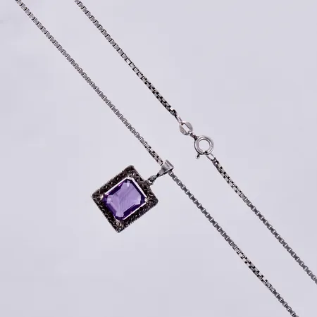 Kedja Venezia längd ca 70mm, bredd ca 2mm, hänge med ametist längd ca 24mm silver Vikt: 11,3 g
