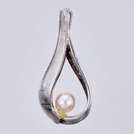 Hänge med odlad pärla, längd ca 28mm, bredd ca 15mm, 925/1000 silver Vikt: 2,7 g