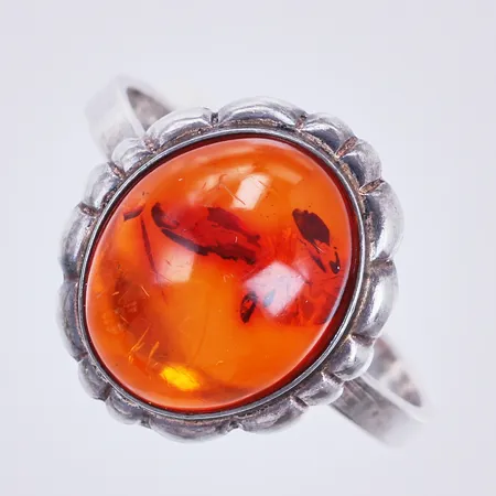 Ring med bärnsten, stl: 17, stämplad 835/1000 silver Vikt: 2 g
