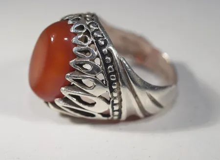  Ring med vinröd sten 19,5 mm, bredd 20,69 mm. Vikt: 10,7 g