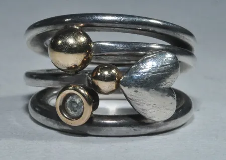Ring  FHS med gulddetaljer/brilj  Ø 17,5 mm bredd 16 mm, silver Vikt: 14,8 g