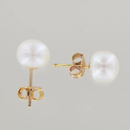 Ett par pärlörhängen, B 0,7 cm H 1,5cm, 18k   Vikt: 1,2 g
