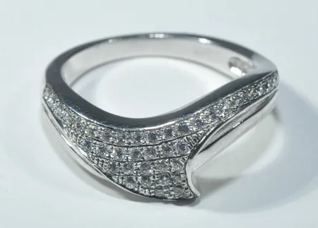 Ring m stenar , Ø 17 mm, bredd 2-8 mm, silver. Vikt: 3,3 g