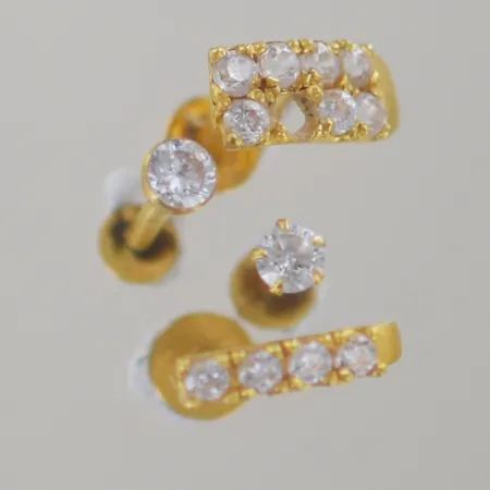 Nässmycken 4st med diamanter,, 2st 1x1cm (en sten saknas på det ena), 2st stift H 1cm, 22k  Vikt: 1,1 g