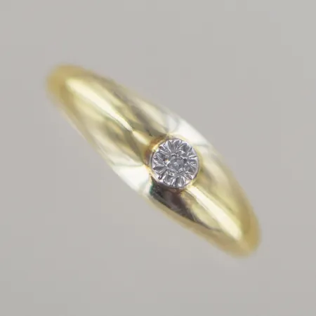 Ring med 1briljant, Ø 17 mm bredd 2-6 mm, 18k Vikt: 1,5 g