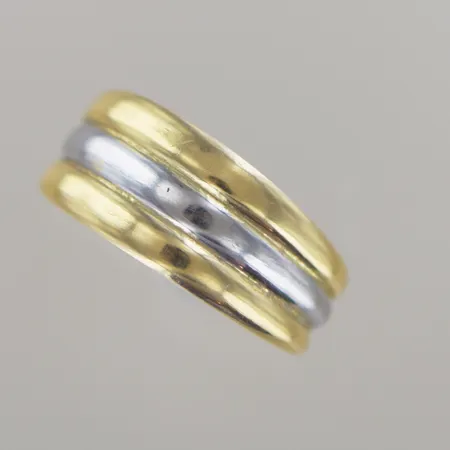 Ring 2 färger liten buckla bak, Ø 17 mm bredd 5-8 mm, vit guld ,18k Vikt: 1,9 g