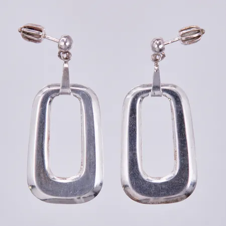Ett par örhängen, längd ca 38mm, bredd ca 3-18mm, silver Vikt: 4,6 g