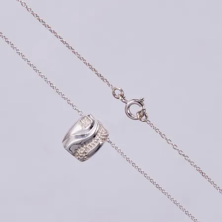 Kedja längd ca 44,5cm, bredd ca 1mm, hänge längd ca 11mm, silver Vikt: 2,5 g