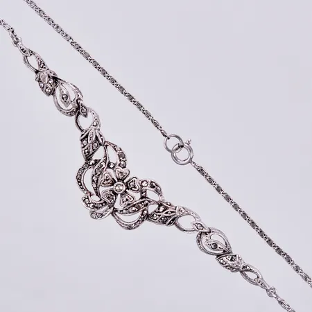 Collier med markasiter längd ca 48cm, bredd ca 2-18mm, liten buckla på länk, silver Vikt: 10,3 g