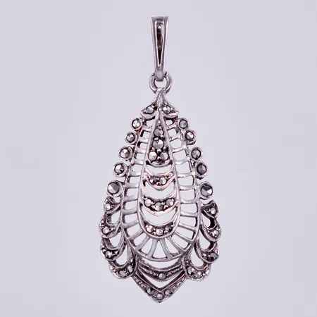 Hänge med markasiter, svensk importstämpel, längd ca 4,5cm, bredd ca 2-21mm, silver Vikt: 4,5 g