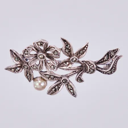 Brosch med plastpärla & markasiter, längd ca 42mm, bredd ca 25mm, 830/1000 silver Vikt: 6,4 g
