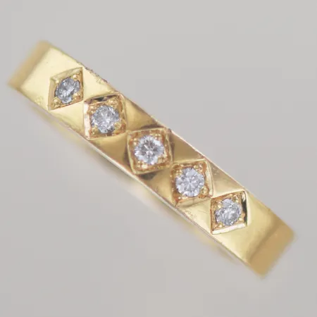 Alliansring Schalins med 5 st briljantslipade diamanter på totalt 0,26 carat, Top Wesselton, VVS, god slipning,  Ø 22 mm B 5 mm, 18k,  Certifikat medföljer Vikt: 14,9 g