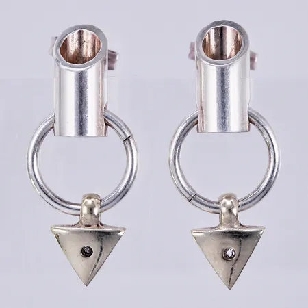 Ett par örhängen med vita stenar, längd ca 21mm, bredd ca 4-10mm, 925/1000 silver Vikt: 3,3 g