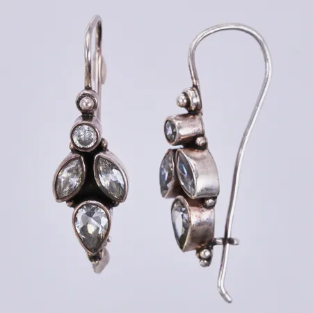 Ett par örhängen med vita stenar, GHA längd ca 32mm, ojämna krokar, 925/1000 silver Vikt: 4,7 g