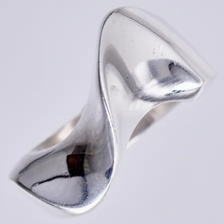 Ring stl: 19, bredd ca 6-12mm, 925/1000 silver Vikt: 12,3 g