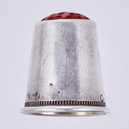 Liten fingerborg med sten, höjd ca 16mm, Ø 12mm, 830/1000 silver Vikt: 1,9 g