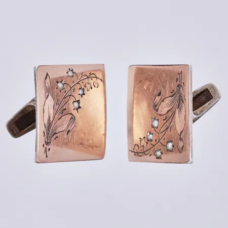 Ett par manschettknappar ca 20x19mm, med odlade pärlor, sliten förgyllning, 800/1000 silver Vikt: 7,3 g