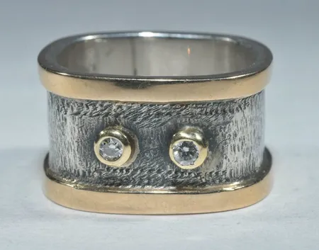 Ring med diamanter 2x 0,02 ct, BT Bengt Turesson,  Ø 18,75 mm B 13 mm, hamrad silver 925/1000 med gulddetaljer   Vikt: 13,1 g
