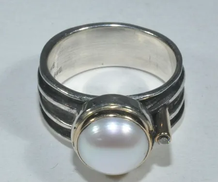 Ring med pärla och 1 diamant 0,01ct, Ø 19 mm B 8,5 mm, BWE 925/1000 med gulddetaljer Vikt: 10,5 g
