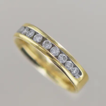 Alliansring med diamanter tot 0,47ct, Ø 18 mm, 18k graverad Vikt: 4,8 g
