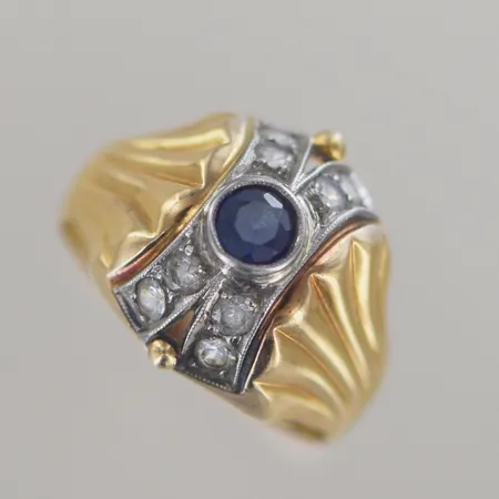 Ring med en blå sten samt vita stenar, Ø 18 mm B 3,4 - 16 mm 18k Vikt: 4,8 g