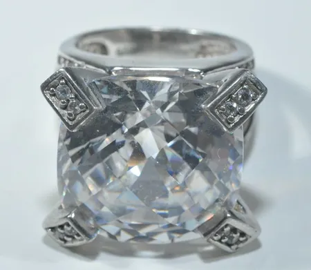 Ring med stenar, Ø 16,75 mm, silver. Vikt: 20 g