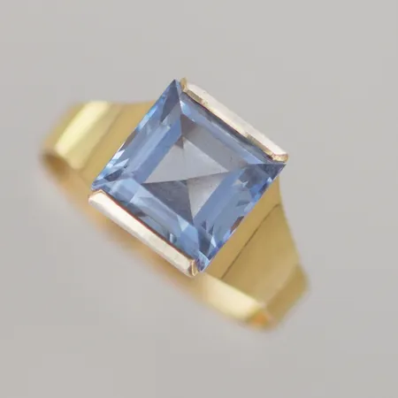 Ring med ljusblå sten Ø 17mm B 3-9 mm höjd 7 mm, 18k     Vikt: 3,5 g