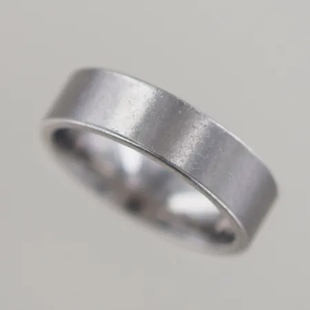 Ring Schalins slät, Ø 18,5 mm B 6 mm, palladium 500/1000, graverad Vikt: 10,6 g