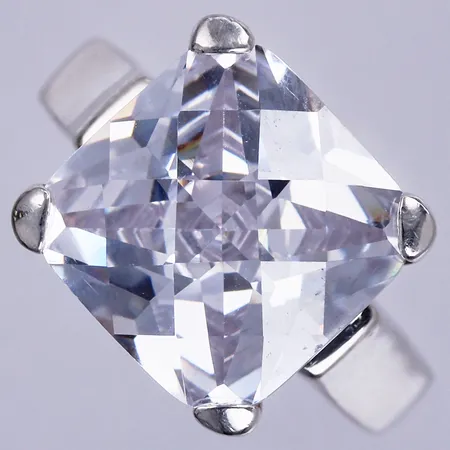 Ring med vit sten, stl: 15¾, Ø15mm, bredd: ca 3mm, silver, 925/1000 Vikt: 6,7 g