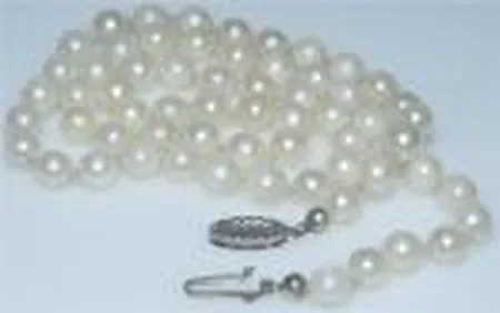 Pärlhalsband med silverlås ,längd 48 cm ,bredd 6 mm. Vikt: 0 g