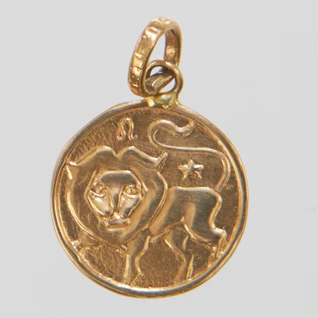 Hänge, stjärntecken Lejon, 18x11,5mm, baksida med plats för gravyr, 18K. Vikt: 0,7 g