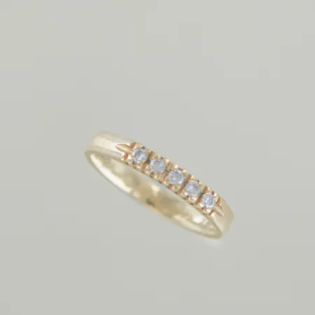 Ring med 5 diamanter tot 0,15 ct,  Ø 17,5 mm. 18k, graverad Vikt: 3,5 g
