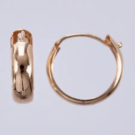 Ett par creoler, Ø ca 1,1cm, bredd ca 3,5mm, 18K Vikt: 0,6 g