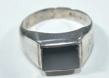 Ring med sten, Ø 16,5 mm, bredd 3-8 mm, silver 925/1000 Vikt: 2,4 g