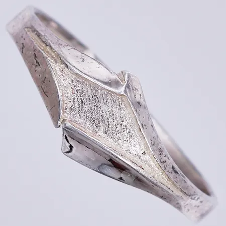 Ring stl: 18 ¼, bredd ca 3-7mm, 925/1000 silver Vikt: 1,5 g