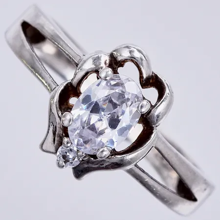 Ring med vit sten, stl: 17, bredd: ca 3mm, silver, 925/1000 Vikt: 3,7 g