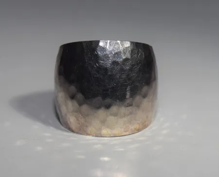  Ring hamrad , Ø 19 mm,bredd 21,86,  silver 925/1000 Vikt: 8,4 g