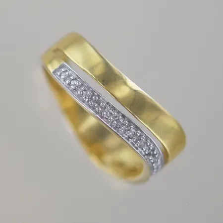 Ring med diamanter 0,05 ct st, Ø 18,0 mm B 3-6 mm, 18k Vikt: 4,5 g