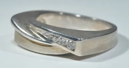 Ring med stenar ,Ø 17 mm, bredd 3-6 mm, silver Vikt: 4,9 g