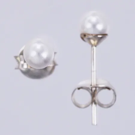 Ett par örhängen med odlade pärlor, Ø ca 4mm, 925/1000, silver Vikt: 0,3 g
