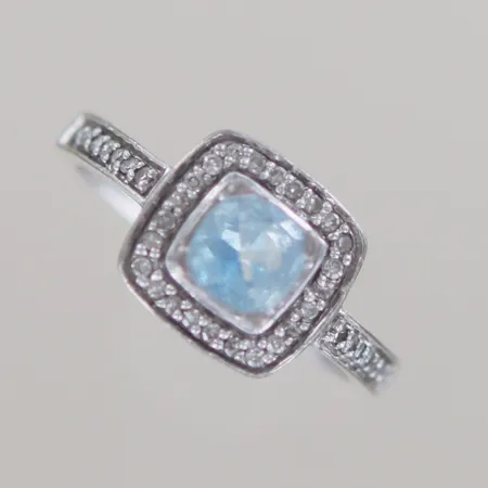 Ring med diamanter 38x 0,01ct och 1 ljusblå topas, Ø 16 mm Bredd 2-9 mm, vitguld 18k Vikt: 3,4 g