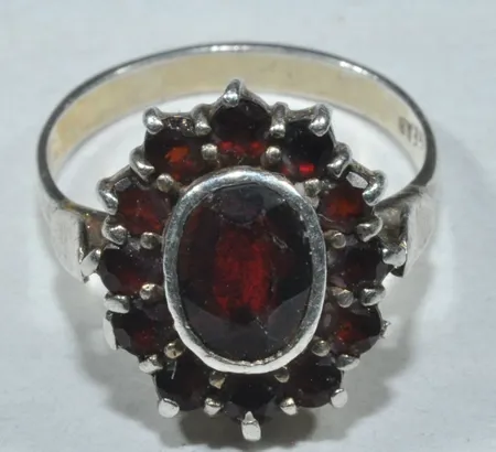 Ring m granater , Ø 16,5mm, bredd 9,9 ,silver 925/1000 Vikt: 3,2 g