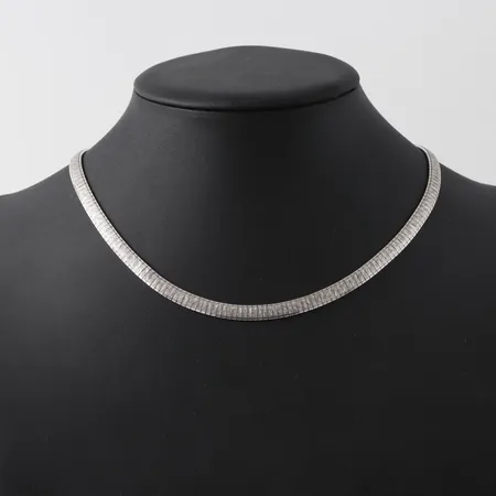Collier, längd 44 cm, bredd 5.8 mm, någon ojämnhet, silver 835/1000 Vikt: 26,4 g