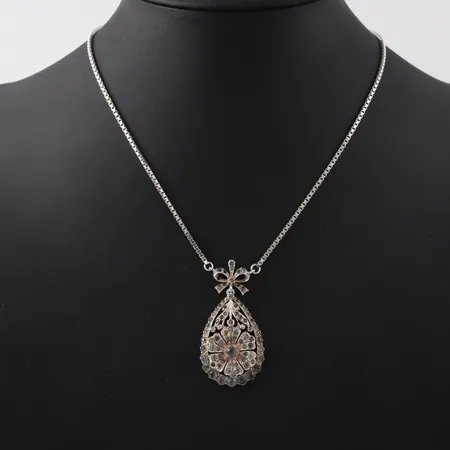 Halssmycke där det saknas 2st stenar, längd ca 45cm, hänget stämplat JP 935 importstämpel, silver Vikt: 18,8 g
