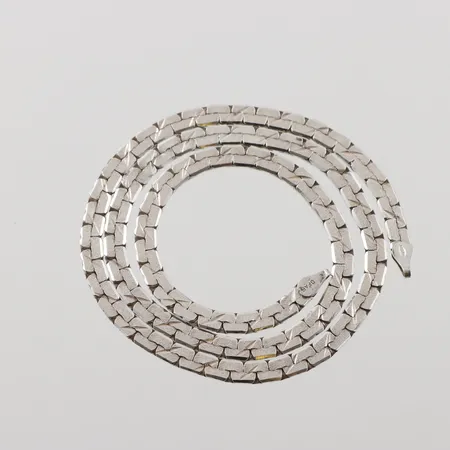 Collier platt , OBS! saknar lås,  ledat, en matterad sida och en blank sida, längd 42,5cm, bredd 3,8mm, Guldfynd, silver  Vikt: 15,3 g
