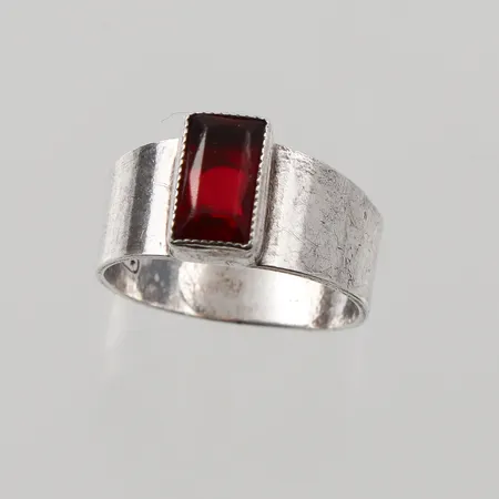 Barnring med sten, stl 13¼mm, bredd 3,4mm, silver 835/1000 Vikt: 1,6 g