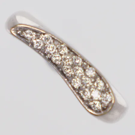 Ring, diamanter 18 x ca0,01ct, stl 17¾, bredd 3,2-5,1mm, vitguld, 18K Vikt: 4,7 g