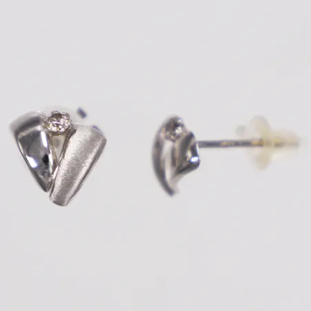 Ett par örhängen, vit sten, 2,8x3,1mm, delvis matterade, vitguld, omaka plaststoppar, 18K Vikt: 0,7 g