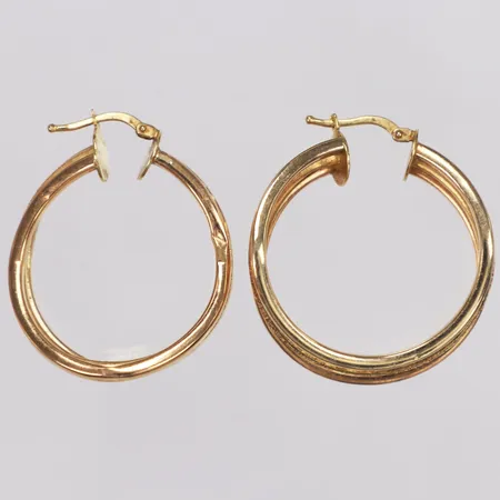 Ett par örhängen, Längd 3,5cm, bredd 30mm, delvis matterade, bucklor, 18K Vikt: 6,2 g